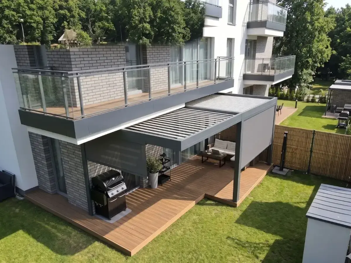 Pergola aluminiowa Warszawa — realizacja 2 Realizacja montażu pergoli aluminiowej Warszawa — projekt nr 2 Tarasy Wesoła