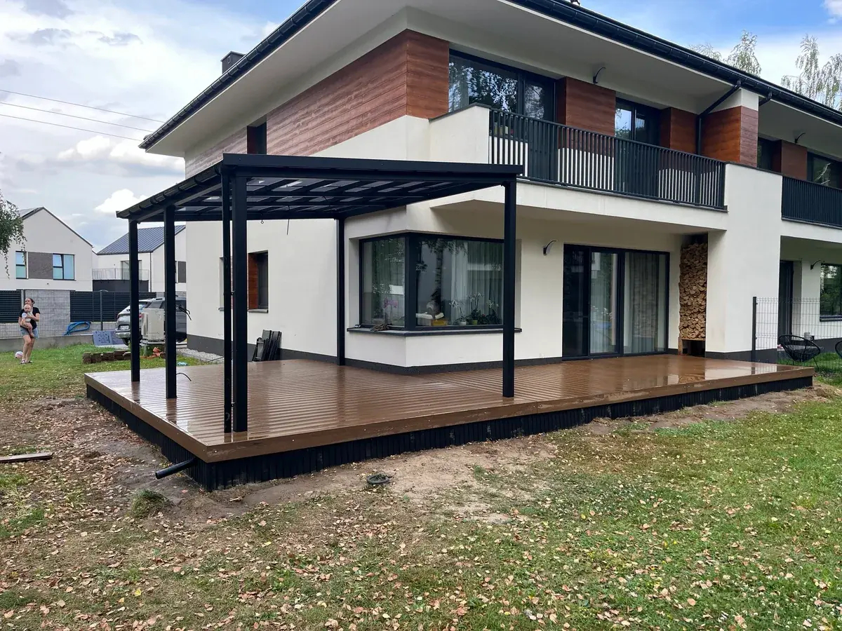 Pergola aluminiowa Warszawa — realizacja 6 Realizacja montażu pergoli aluminiowej Warszawa — projekt nr 6 Tarasy Wesoła